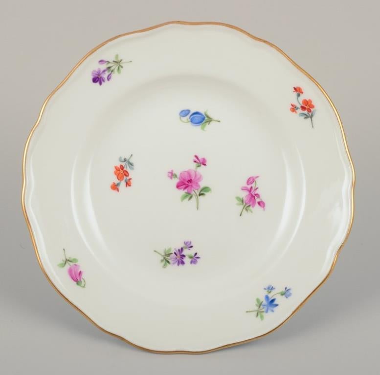 Meissen, Alemania.
Conjunto de once platos pequeños de porcelana.
Pintado a mano con motivos florales policromados, borde dorado.
Aproximadamente de los años 20/30.
Marcado.
Primera calidad de fábrica.
Perfecto estado.
Dimensiones: Diámetro 15,0 cm.