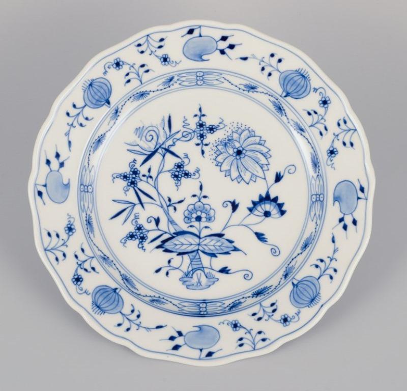 Meissen, Allemagne. Un ensemble de cinq assiettes à dîner à motif Blue Onion. 
Peint à la main.
Des années 1930 aux années 1960.
Marqué.
Différentes qualités d'usine.
En parfait état.
Dimensions : Diamètre 25,0 cm x hauteur 3,0 cm.
