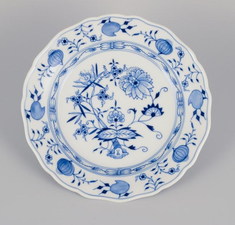 Peint à la main Meissen, Allemagne. Ensemble de cinq assiettes plates à motif oignon bleu.  en vente