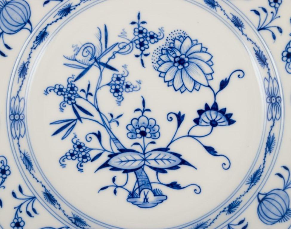 Porcelaine Meissen, Allemagne. Ensemble de cinq assiettes plates à motif oignon bleu.  en vente