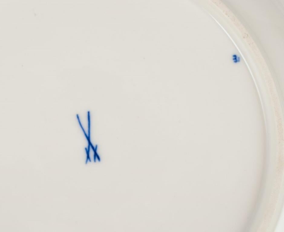 Meissen, Germania. Set di cinque piatti da portata con motivo Blue Onion. 2