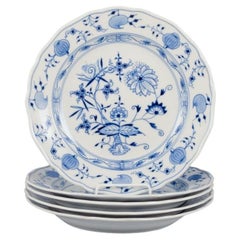 Meissen, Allemagne. Ensemble de cinq assiettes plates à motif oignon bleu. 