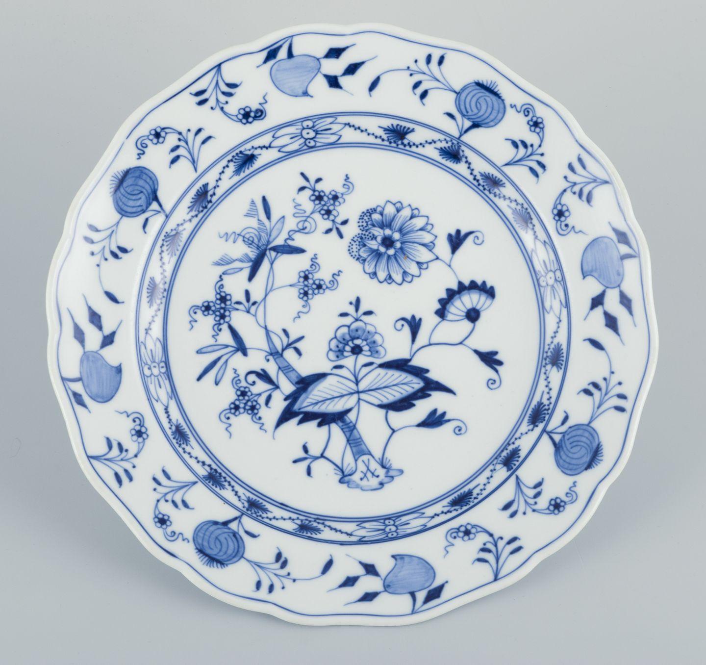 Meissen, Alemania. Juego de cinco platos llanos de porcelana con motivos Blue Onion. Pintado a mano.
Alrededor de 1900.
Marcado.
Una placa en la primera calidad de fábrica, tres en la tercera calidad de fábrica y una placa en la quinta calidad de