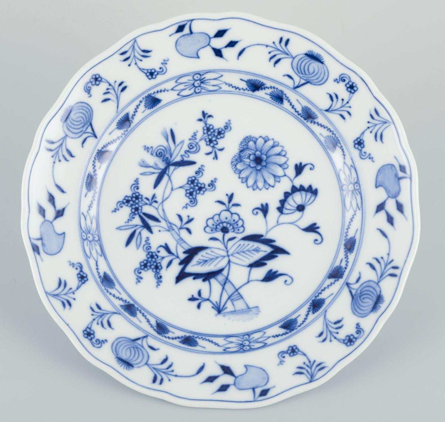 Meissen, Alemania. Juego de cinco platos llanos de porcelana con motivos Blue Onion. Pintado a mano en venta