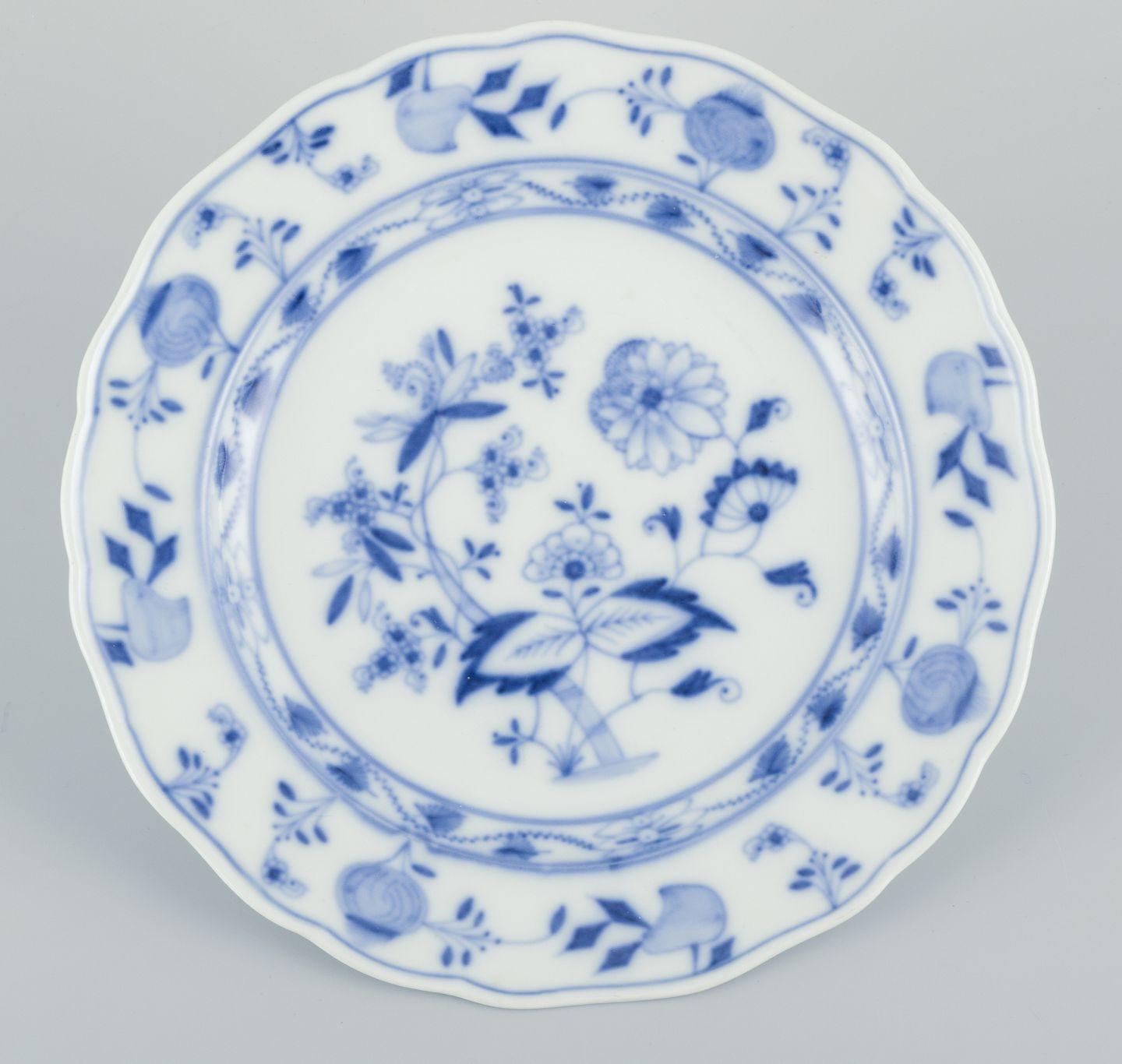 Meissen, Alemania. Juego de cinco platos llanos de porcelana con motivos Blue Onion. principios del siglo XX en venta