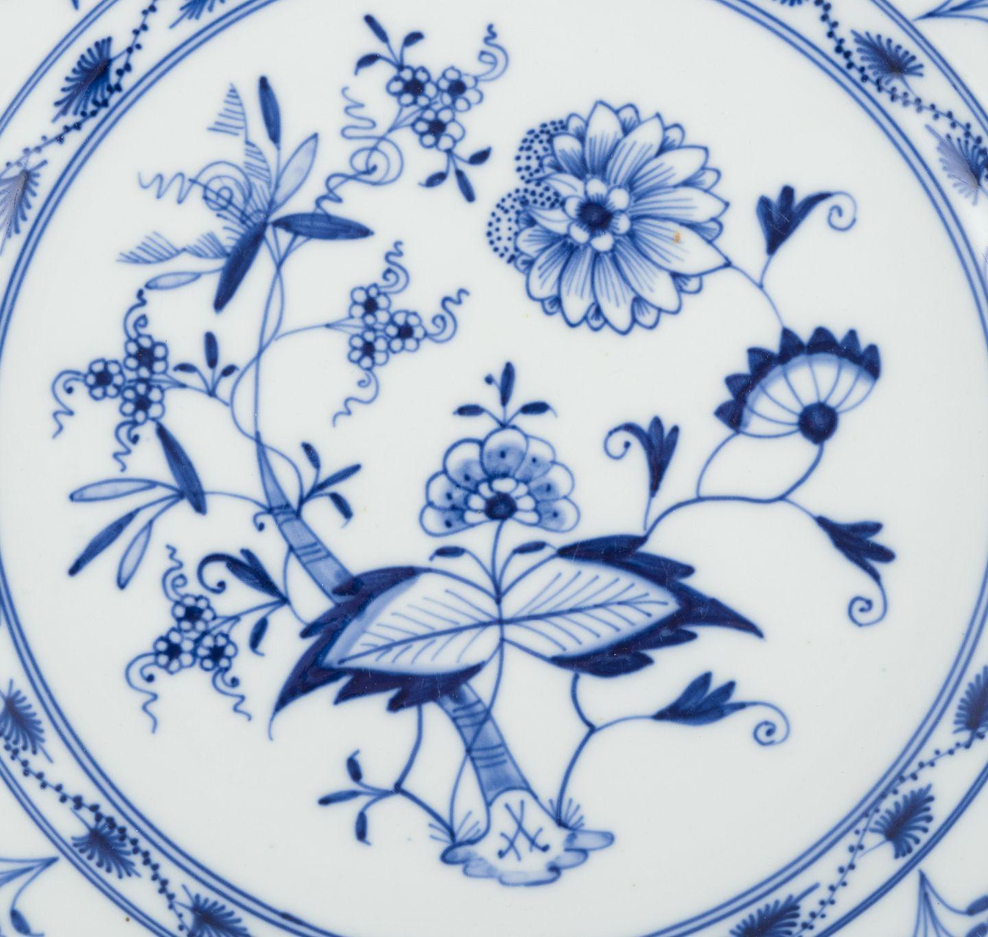 Meissen, Alemania. Juego de cinco platos llanos de porcelana con motivos Blue Onion. Porcelana en venta