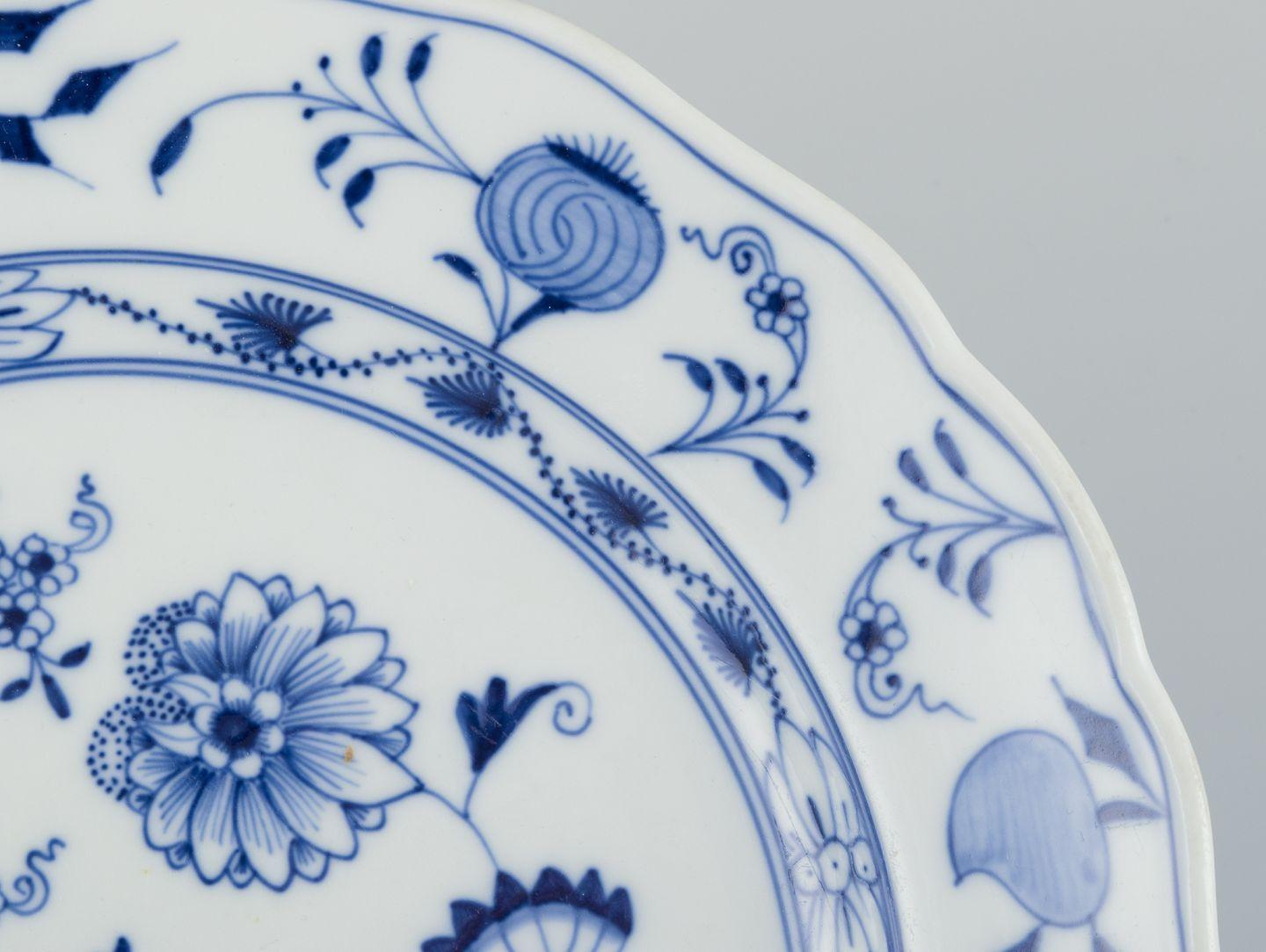 Meissen, Alemania. Juego de cinco platos llanos de porcelana con motivos Blue Onion. en venta 1