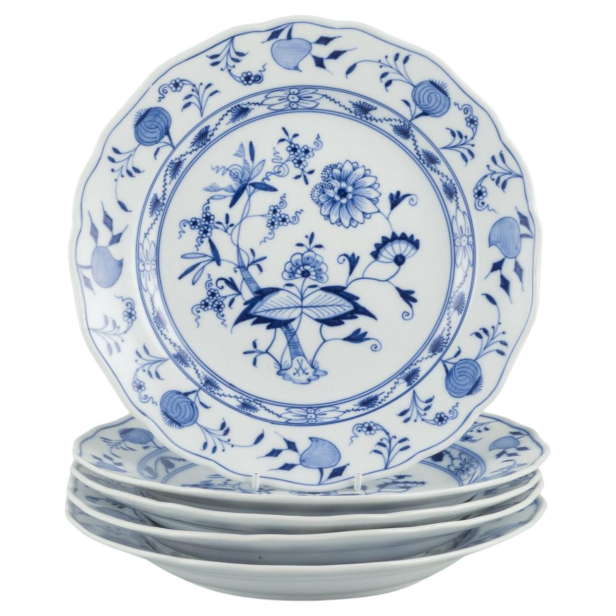 Meissen, Germania. Set di cinque piatti da portata in porcellana con motivo Blue Onion.