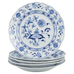 Meissen, Germania. Set di cinque piatti da portata in porcellana con motivo Blue Onion.