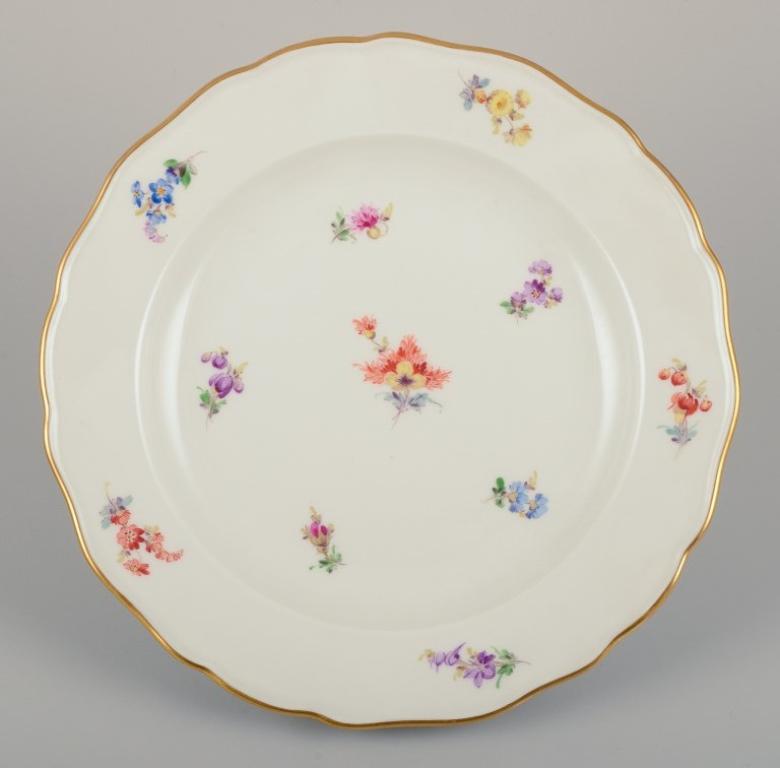 Meissen, Alemania.
Juego de cinco platos hondos de porcelana.
Pintado a mano con motivos florales policromados, borde dorado.
Aproximadamente de los años 20/30.
Marcado.
Primera calidad de fábrica.
Perfecto estado.
Dimensiones: Diámetro 24,5 cm x