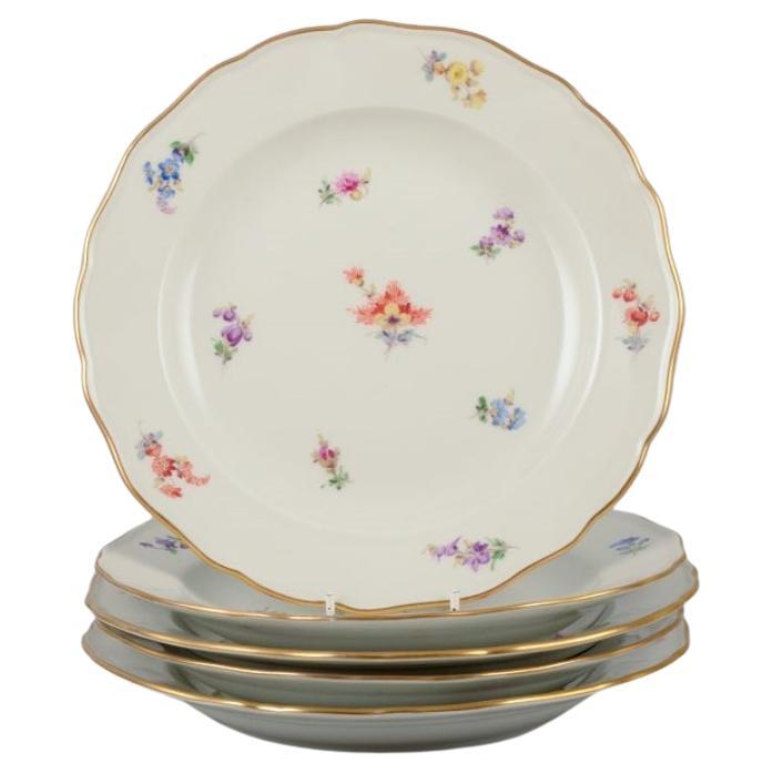 Meissen, Alemania. Juego de cinco platos hondos de porcelana.
