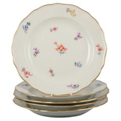 Meissen, Alemania. Juego de cinco platos hondos de porcelana.