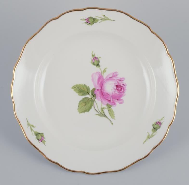 Allemand Meissen, Allemagne. Ensemble de cinq assiettes plates profondes rose Vers les années 1930 en vente