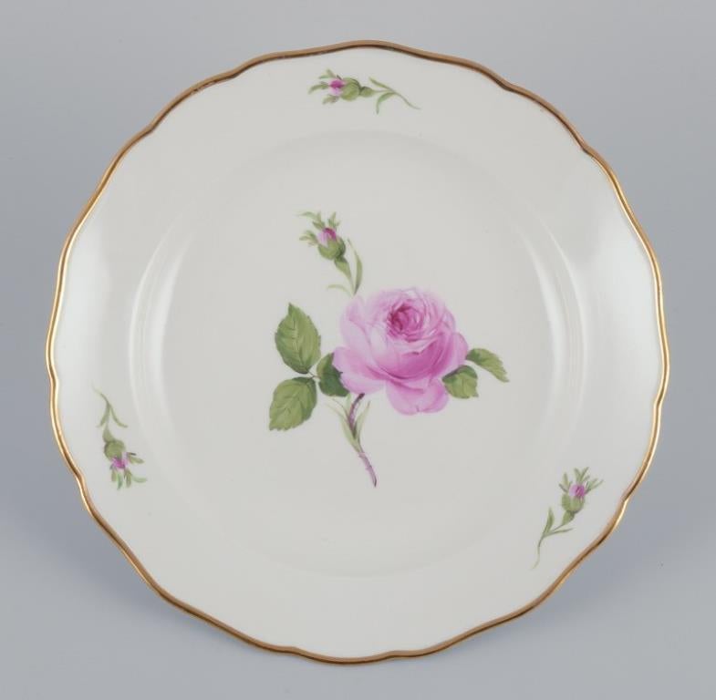 Peint à la main Meissen, Allemagne. Ensemble de cinq assiettes plates profondes rose Vers les années 1930 en vente