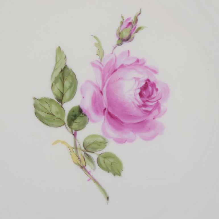 Milieu du XXe siècle Meissen, Allemagne. Ensemble de cinq assiettes plates profondes rose Vers les années 1930 en vente