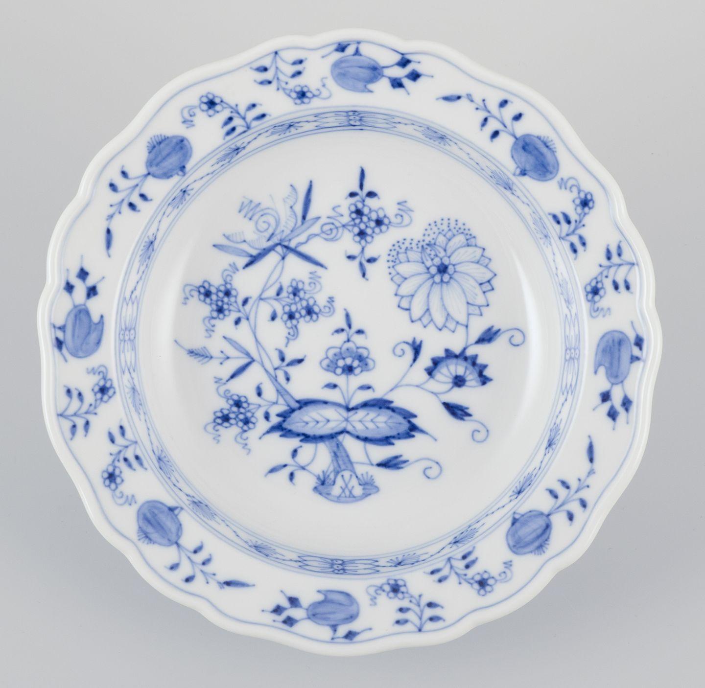 Meissen, Germany. Set of five small Blue Onion pattern porcelain plates. In Excellent Condition For Sale In København, Copenhagen