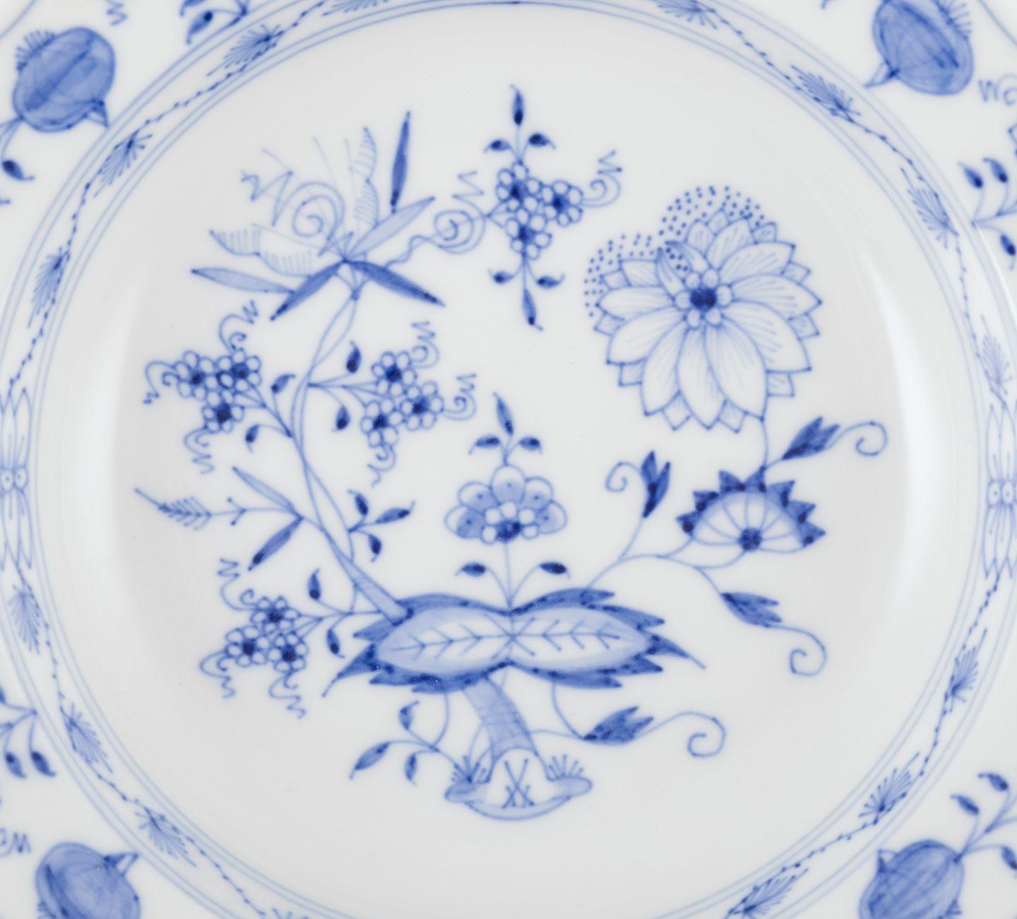 Meissen, Germany. Set of five small Blue Onion pattern porcelain plates. For Sale 1