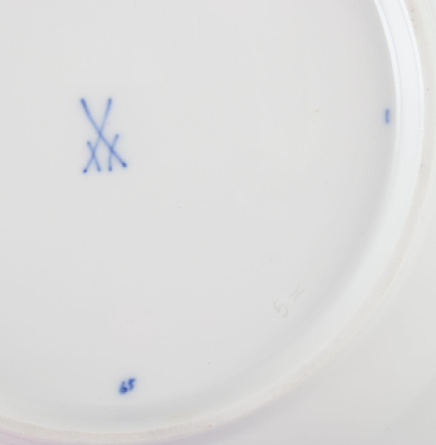 Meissen, Germany. Set of five small Blue Onion pattern porcelain plates. For Sale 2