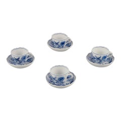 Meißen, Deutschland. Set von vier blauen Zwiebeltellern mit Sauciere mit Zwiebeln und Sauciere.