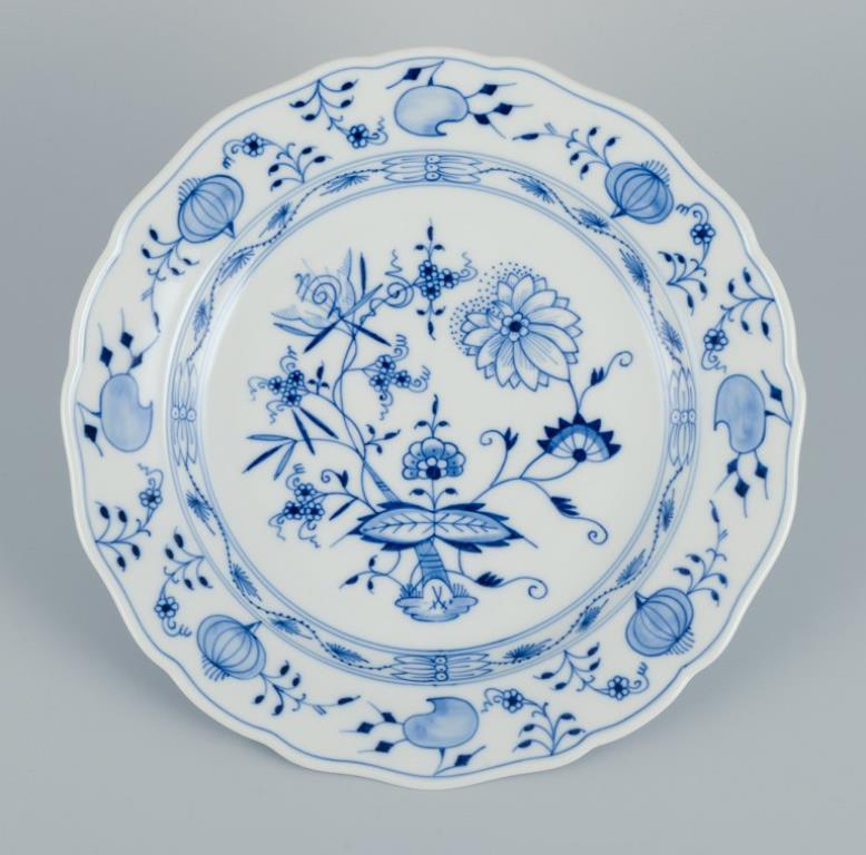 Meissen, Germania. Un set di quattro piatti da portata in porcellana con motivo Blue Onion. Dipinto a mano.
Prima metà del XX secolo.
Contrassegnato.
Terza qualità di fabbrica.
Condizioni perfette.
Dimensioni: Diametro 25,5 cm. x Altezza 3,3 cm.