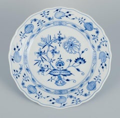 Meissen, Allemagne. Ensemble de quatre assiettes de table en porcelaine à motif oignon bleu.