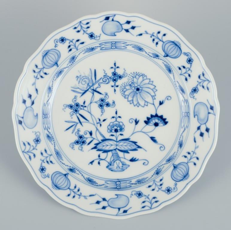 Dipinto a mano Meissen, Germania. Set di quattro piatti da portata in porcellana con motivo Blue Onion. in vendita