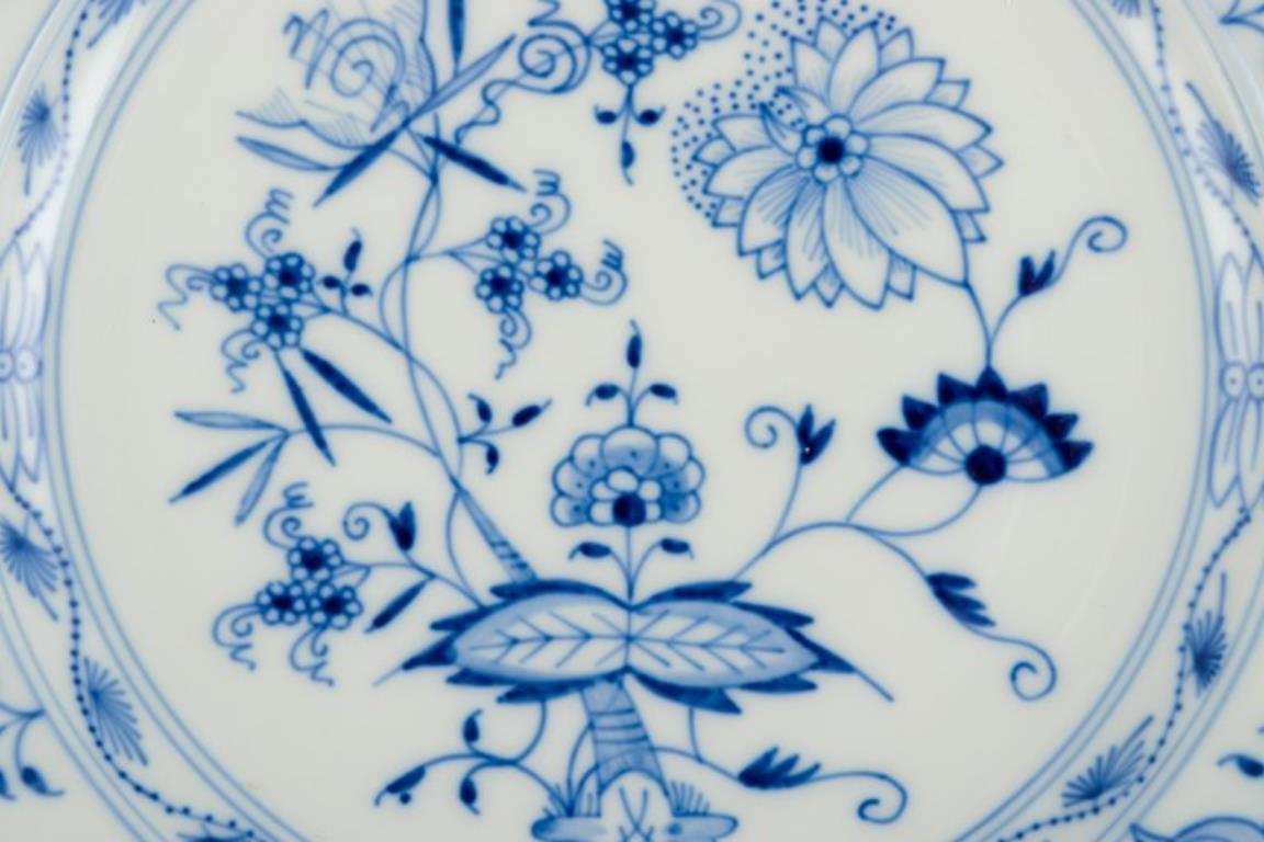 Meissen, Germania. Set di quattro piatti da portata in porcellana con motivo Blue Onion. In condizioni ottime in vendita a Copenhagen, DK