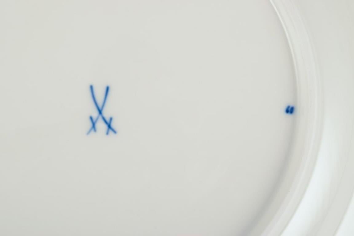 XX secolo Meissen, Germania. Set di quattro piatti da portata in porcellana con motivo Blue Onion. in vendita
