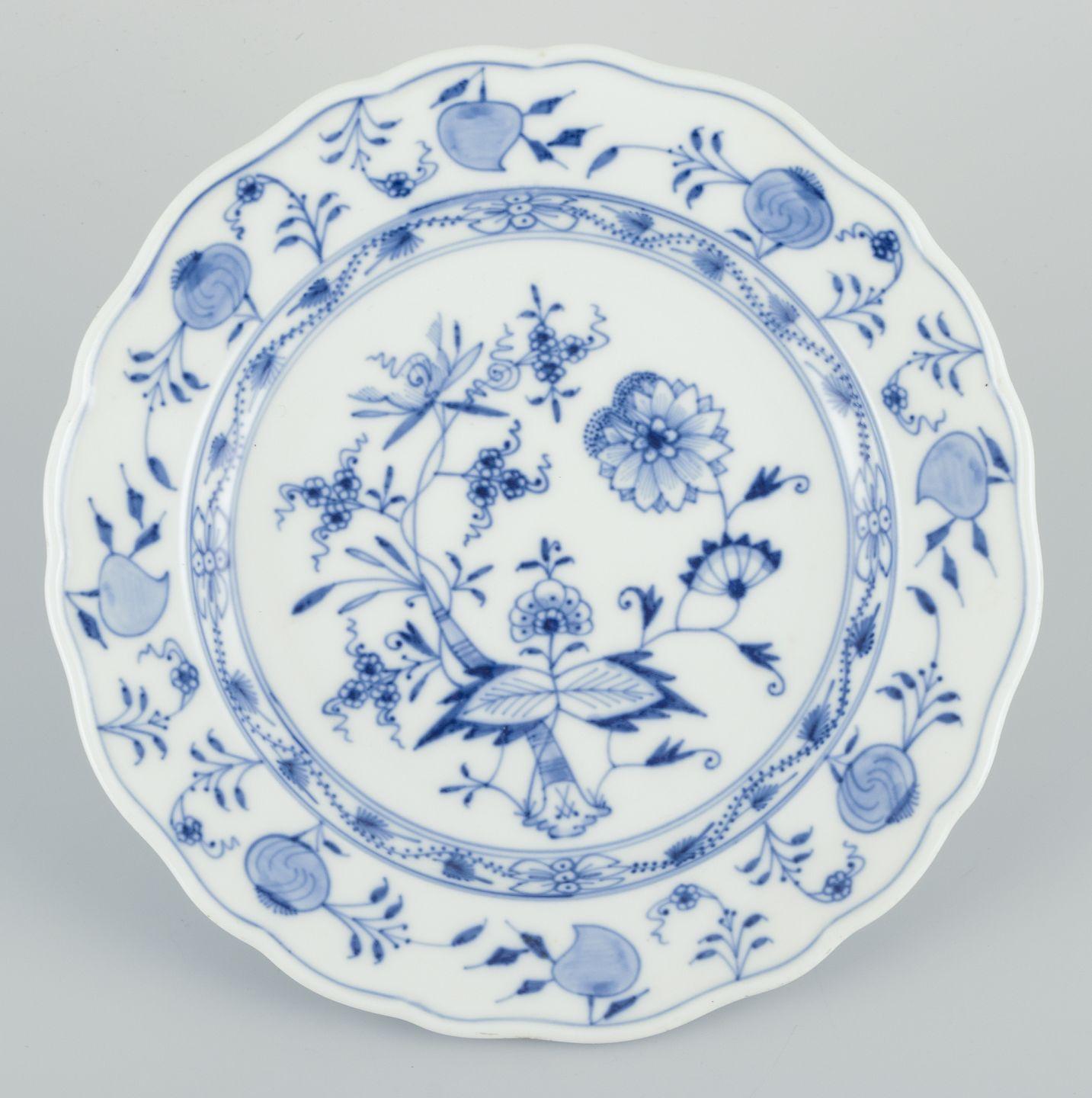Meissen, Germania. Un set di quattro piatti in porcellana con motivo Blue Onion. 
Dipinto a mano.
Primi anni del 1900.
Contrassegnato.
Due lastre della prima qualità di fabbrica e due lastre della seconda qualità di fabbrica.
In ottime condizioni