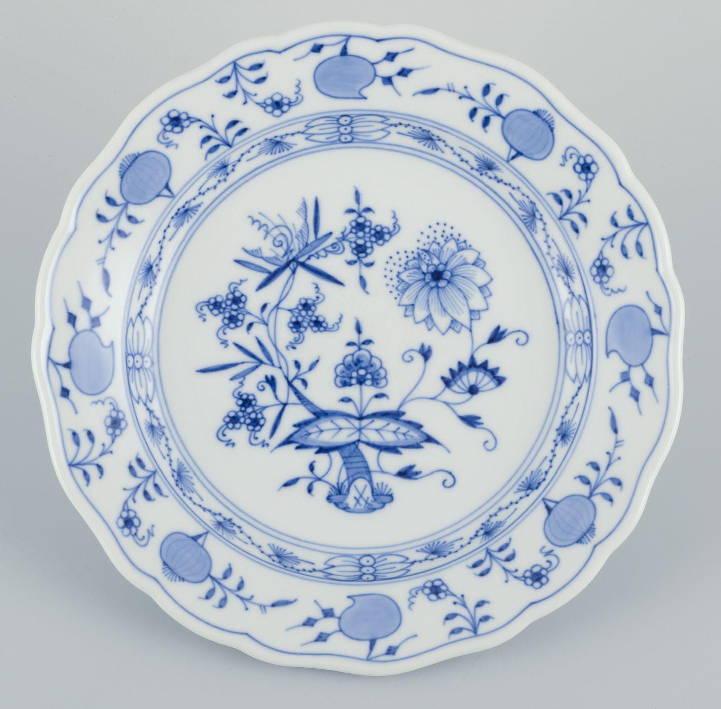 Tedesco Meissen, Germania. Set di quattro piatti in porcellana con motivo Blue Onion. in vendita