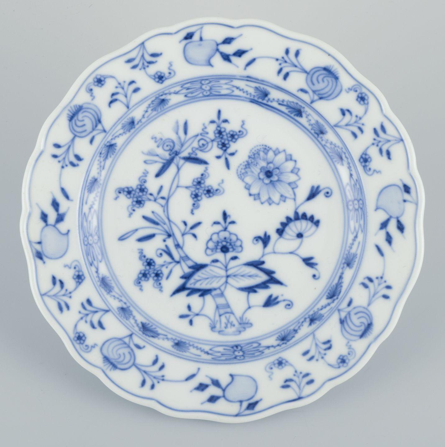 Dipinto a mano Meissen, Germania. Set di quattro piatti in porcellana con motivo Blue Onion. in vendita
