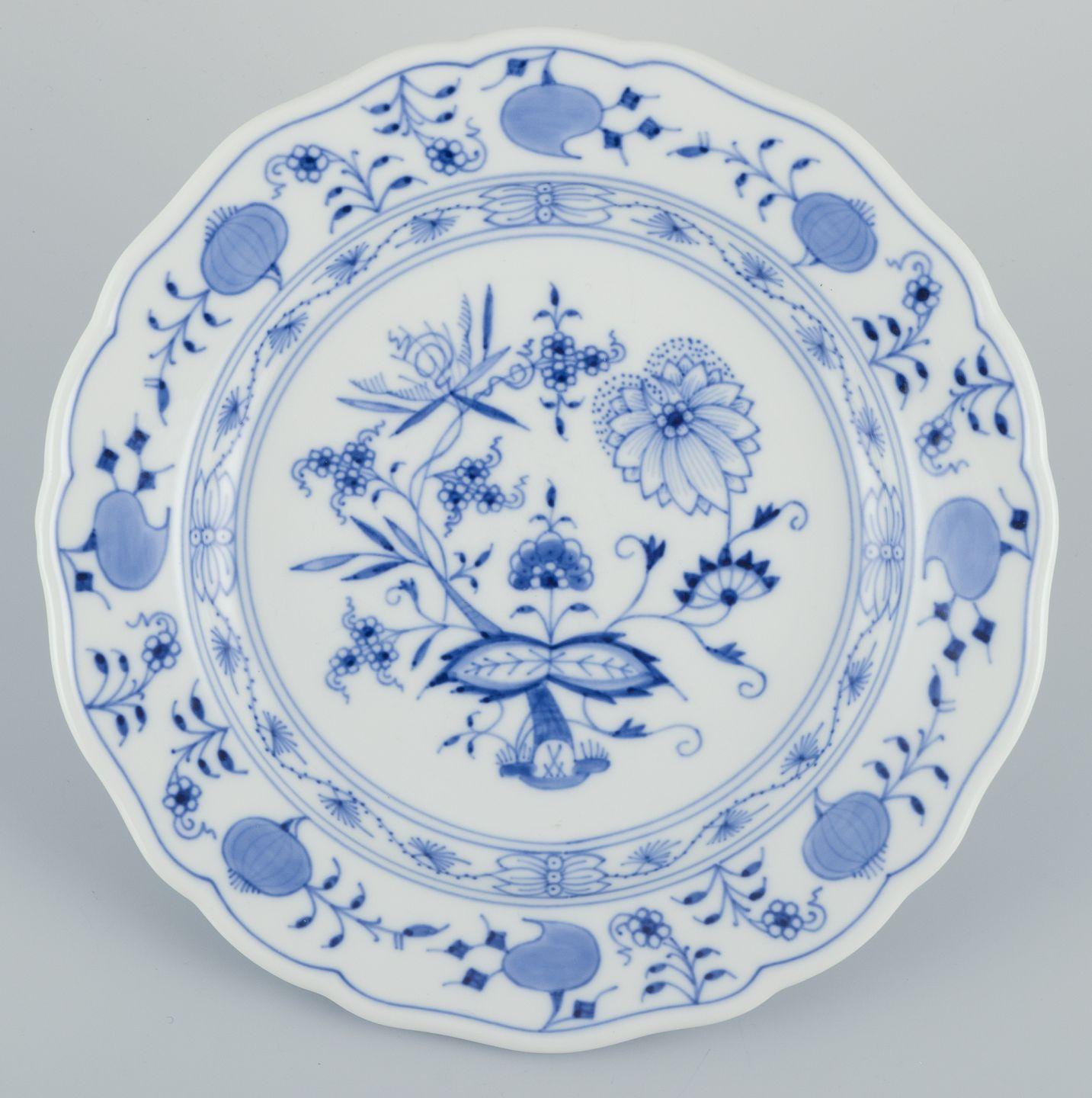 Meissen, Germania. Set di quattro piatti in porcellana con motivo Blue Onion. In condizioni ottime in vendita a Copenhagen, DK