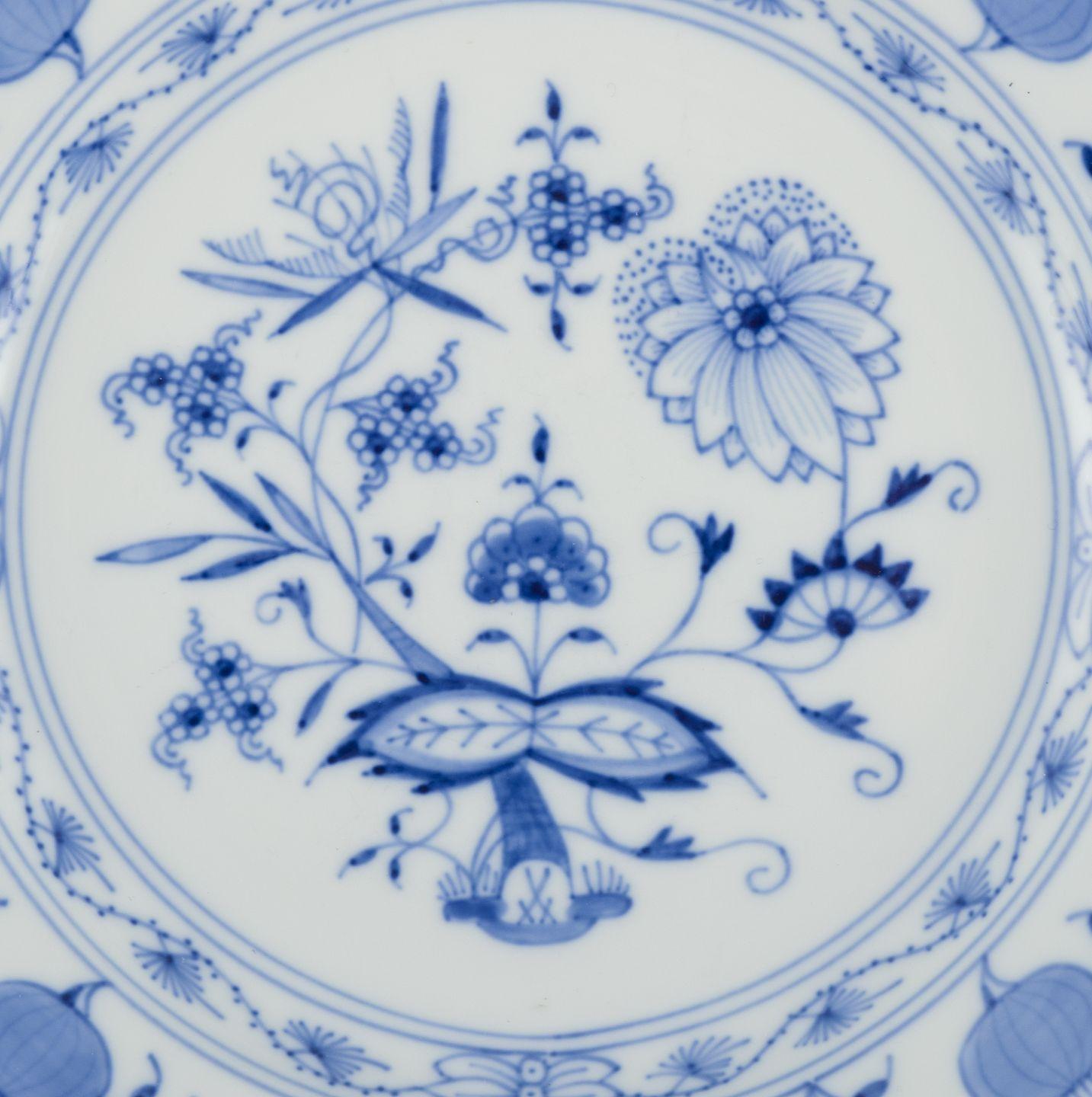 Inizio XX secolo Meissen, Germania. Set di quattro piatti in porcellana con motivo Blue Onion. in vendita