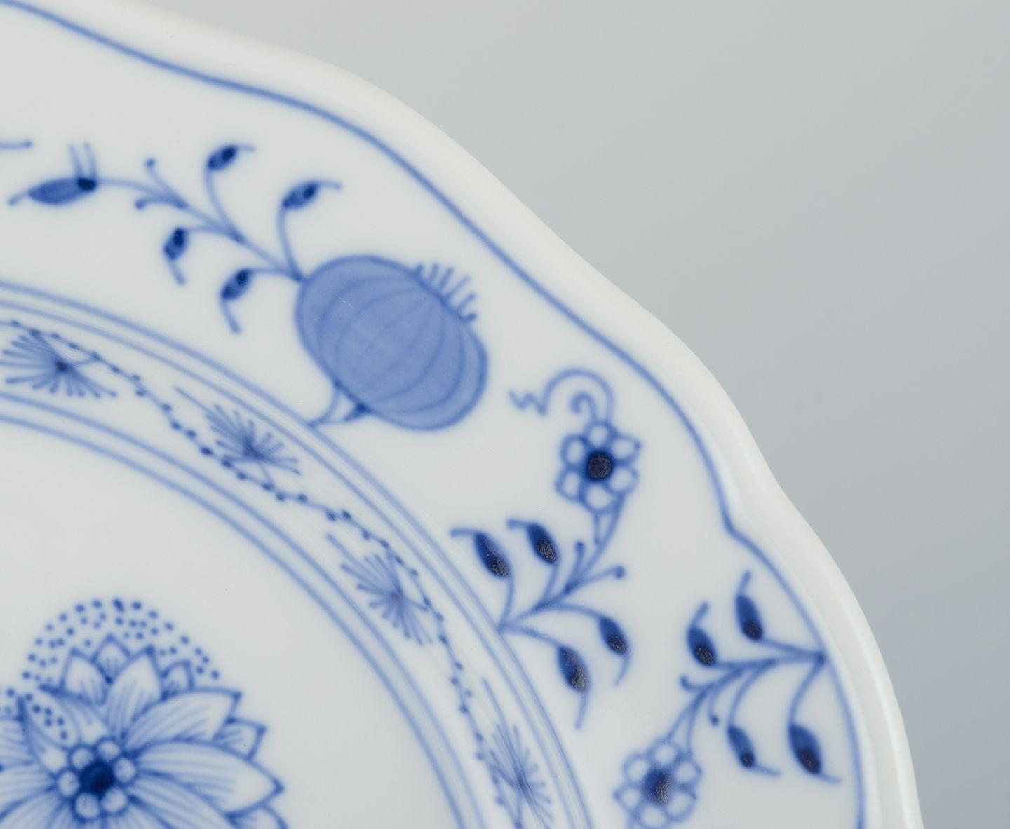 Meissen, Germania. Set di quattro piatti in porcellana con motivo Blue Onion. in vendita 1
