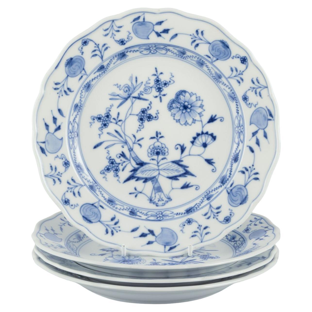 Meissen, Germania. Set di quattro piatti in porcellana con motivo Blue Onion. in vendita