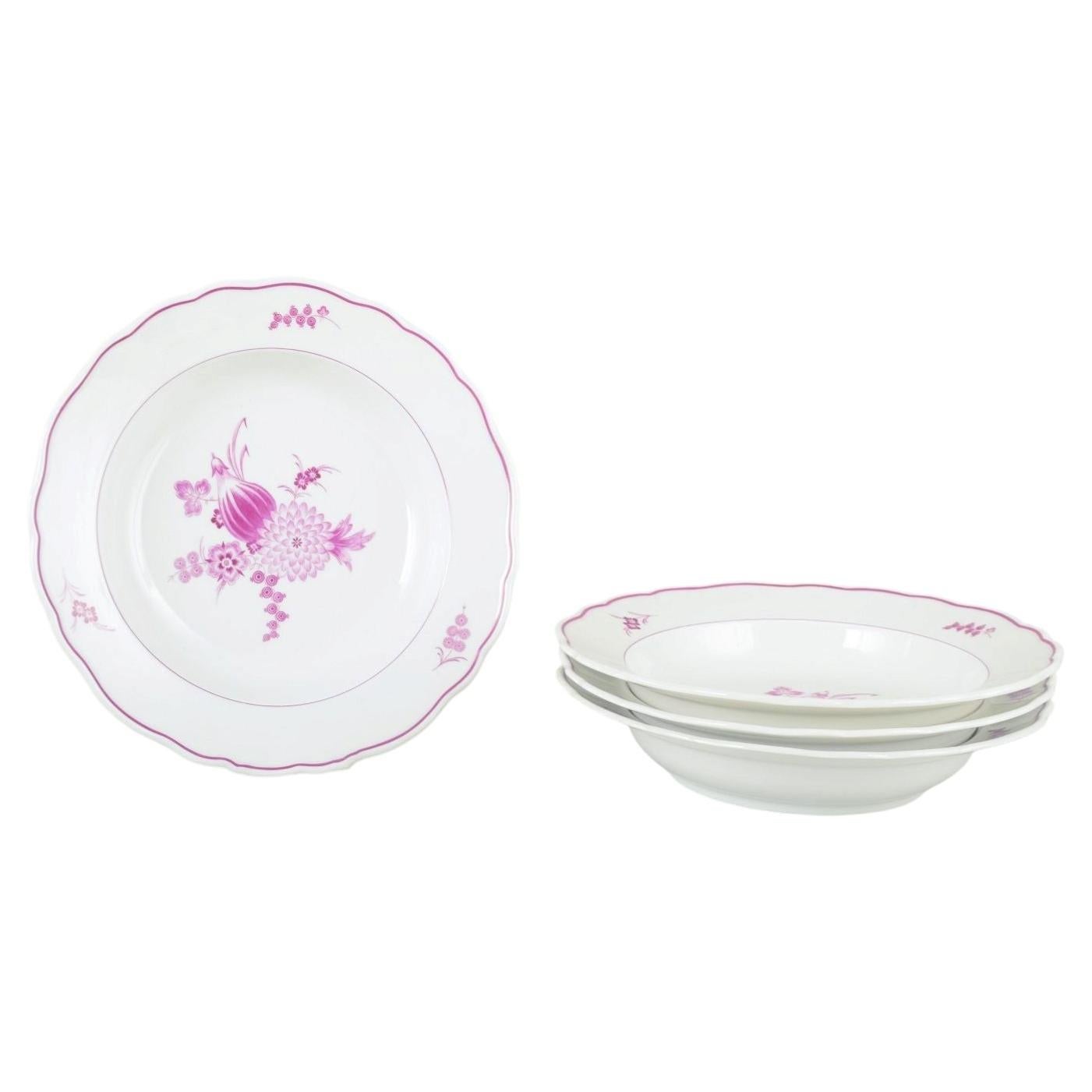 Meissen, Germany. Set of four deep porcelain plates. Early 20th C. For Sale