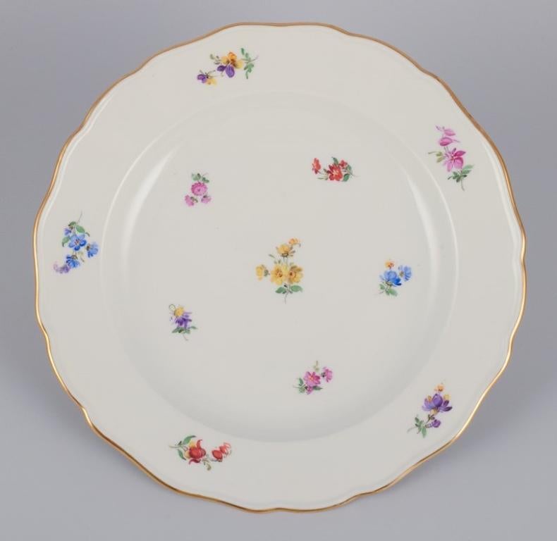 Hand-Painted Meissen, Germany. Set of four dinner plates in porcelain. Early 20th C. For Sale