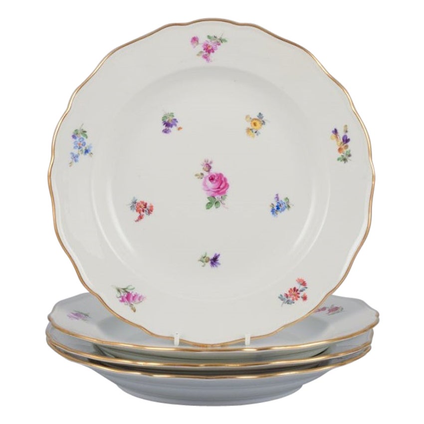 Meissen, Allemagne. Ensemble de quatre assiettes plates en porcelaine. Début du 20e siècle.