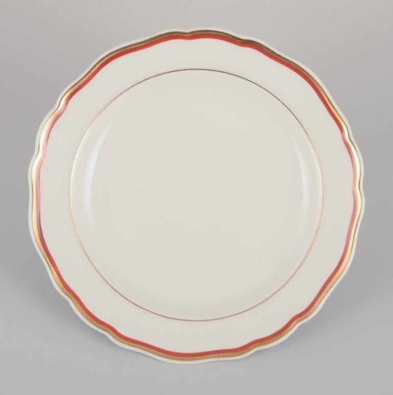Meissen, Alemania. Juego de cuatro platos de porcelana. 
Decorado con rojo coral y ribetes dorados. Art Déco.
Aproximadamente en la década de 1930.
Marcado.
Tercera calidad de fábrica.
En perfecto estado.
Dimensiones: Diámetro 18,0 cm.