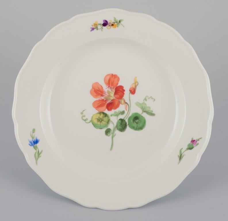 Meissen, Alemania
Juego de cuatro platos llanos de porcelana. Pintado a mano con diferentes motivos florales.
Aproximadamente desde 1900.
En buen estado con pequeños signos de uso.
Marcado.
Primera calidad de fábrica.
Dimensiones: P 25,0 cm x A 3,5