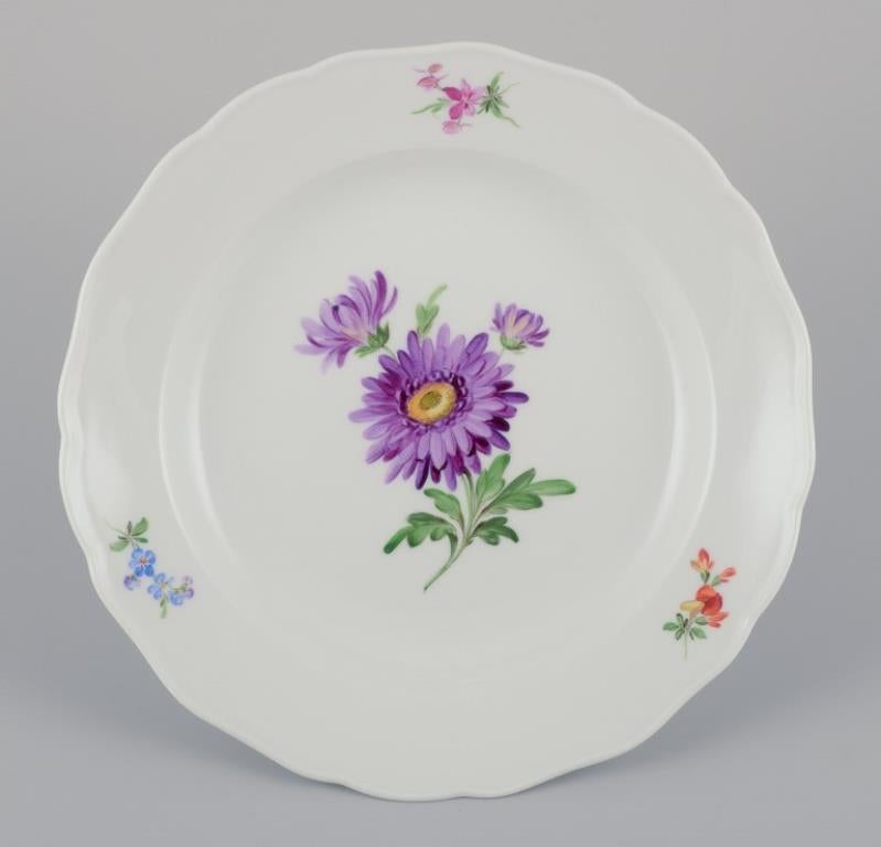 Meissen, Alemania. Juego de cuatro platos llanos de porcelana con motivos florales. Alemán en venta