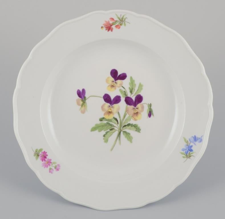 Meissen, Alemania. Juego de cuatro platos llanos de porcelana con motivos florales. Pintado a mano en venta
