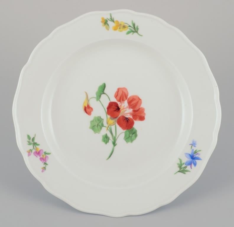 Meissen, Alemania. Juego de cuatro platos llanos de porcelana con motivos florales. en Bueno estado para la venta en Copenhagen, DK