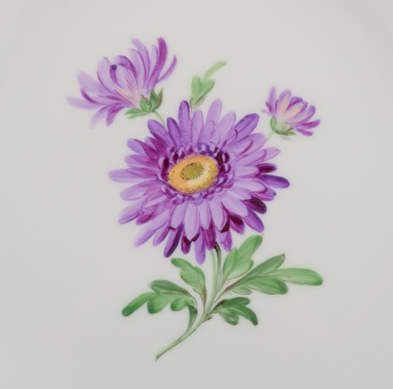 Meissen, Alemania. Juego de cuatro platos llanos de porcelana con motivos florales. en venta 1