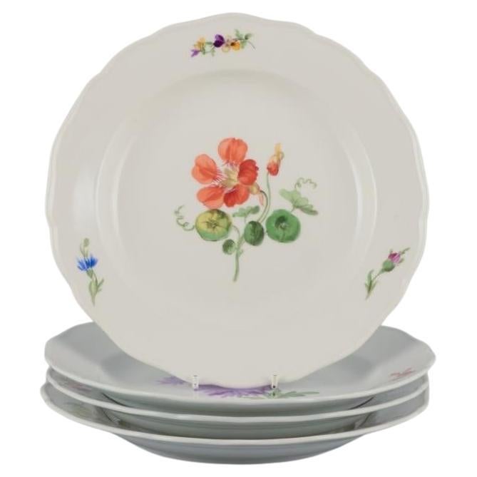 Meissen, Allemagne. Ensemble de quatre assiettes plates en porcelaine aux motifs floraux.