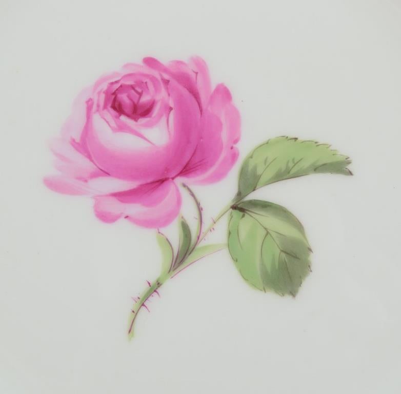 Meißen, Deutschland. Set von acht vernetzten „Pink Rose“-Platten. Ca. 1930er Jahre (Handbemalt) im Angebot