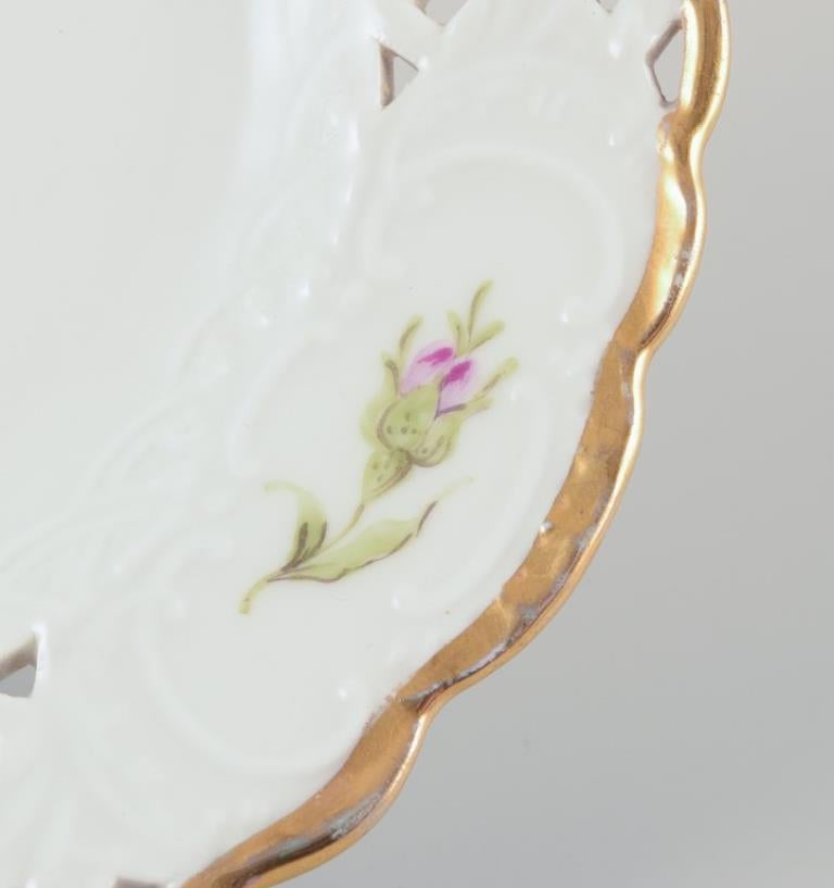 Meißen, Deutschland. Set von acht vernetzten „Pink Rose“-Platten. Ca. 1930er Jahre im Zustand „Hervorragend“ im Angebot in Copenhagen, DK