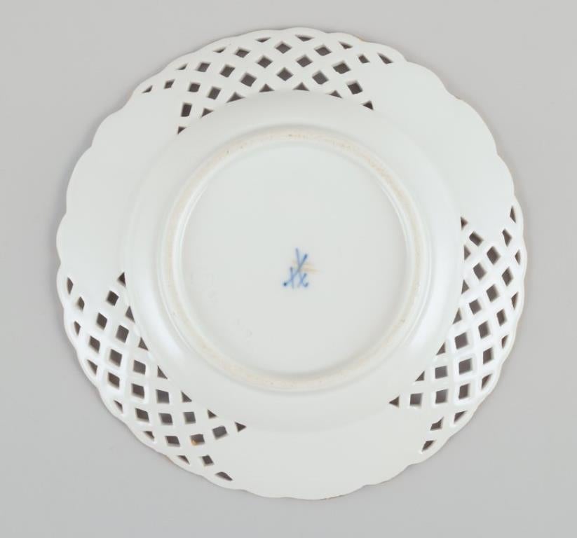 Meißen, Deutschland. Set von acht vernetzten „Pink Rose“-Platten. Ca. 1930er Jahre (Mitte des 20. Jahrhunderts) im Angebot
