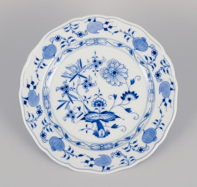 Meissen, Germany. A set of seven Blue Onion pattern dinner plates. 
Hand-painted.
From the 1930s to 1960s.
Marked.
First factory quality.
In perfect condition.
Dimensions: Diameter 25.0 cm x Height 3.0 cm.