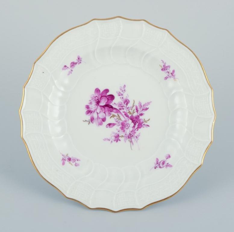 Meissen, Germany. A set of seven porcelain plates hand-painted with purple flower decoration and gold trim.
Mid-20th century.
Marked.
First factory quality.
In perfect condition.
Dimensions: Diameter 16.8 cm.